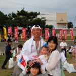 和田さんと妻裕美さん、長女京花ちゃん、長男一鉄ちゃん