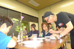 参加者たちが日本画を学びながらその魅力を満喫したワークショップ＝２日、市総合博物館