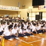 桜井氏の話に聞き入る生徒と父母たち＝22日、伊良部高校体