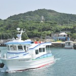 宮古本島に向かう新造船「スマヌかりゆす」。奥は大神島