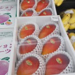 市内スーパーの店頭に並ぶマンゴー