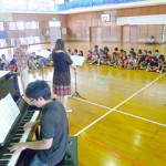 児童たちは、天野さん夫妻のバイオリンと棚原さんのピアノの演奏に聴き入り、音楽の魅力を学んだ
