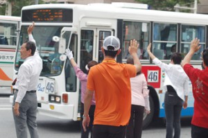 選挙終盤戦の街頭演説で、有権者の支持を求める候補者と選対スタッフら＝７日、那覇市内