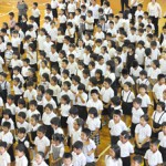 終業式で校歌を斉唱する児童たち＝20日、南小学校