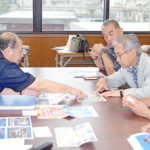 鈴木社長（右中央）に海中公園を説明する長濱副市長（左）
