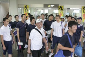高校総体男子バレーボール競技に出場するため宮古入りした東京学館新潟のメンバー