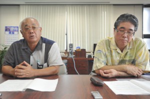 ホテル棟売却の合意を発表する下地敏彦市長（左）と下地米蔵社長