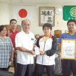 下地会長（中央左）から激励金の贈呈を受ける本村夏鈴さん