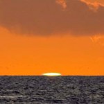 太陽が沈んだ瞬間に緑の光が一瞬輝くグリーンフラッシュ＝12日午後７時20分ごろ、平良狩俣の海岸から松本富士雄さん撮影
