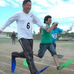 「あひる競走」で力走する参加者ら＝16日、伊良部運動公園