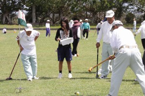 高校生ボランティアも参加して世代間交流を図ったグラウンドゴルフ大会＝25日、下地陸上競技場