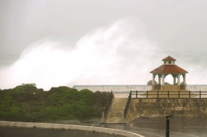 台風11号の接近に伴い防波堤には強い波が打ち寄せた＝18日、城辺友利地区