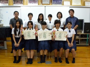 県高校音楽コンテストで上位入賞した宮高吹奏楽部の生徒たち。前列中央が金賞と県代表を獲得した松川倫子さん＝21日、宮古高校