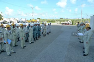 訓練を前に参加者には石嶺社長の訓示が読み上げられた＝22日、沖縄電力離島カンパニー宮古支店