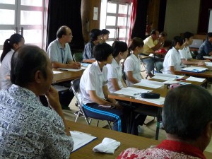 市社協で実習する学生、神戸市の西内さんの講演を聴く＝６日、平良老人福祉センター大ホール　