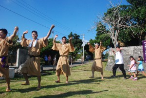 クイチャーを勇壮に踊る男性たち＝22日、砂川神社