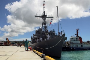 米海軍佐世保基地に配備されている掃海艦「ディフェンダー」が初めて入港した＝21日、平良港第１ふ頭
