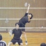 Ａランク決勝でスマッシュする上里友紀（右）。左は永松まどか＝５日、宮古島市総合体育館