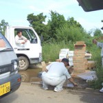 トラックにタンクを積んだ農家が訪れ農薬を受け取った＝９日、多良間村