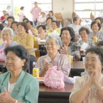 元気な高齢者たちの笑顔が広がった昨年の敬老会（資料写真）