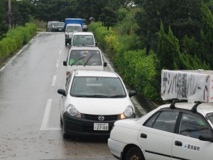 車両パレードでサシバ保護・密猟撲滅を訴えた＝８日、伊良部