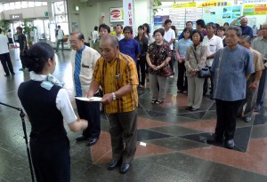 川満支会長、長濱副市長に知事メッセージが届けられた＝１日、宮古空港