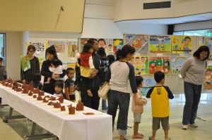 初日から多くの親子連れが訪れ児童生徒の力作に関心を寄せた＝30日、宮古島市中央公民館