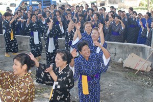 五穀豊穣を祝って楽しく踊る女性たち＝25日、佐良浜