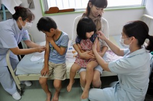 15日から始まった公費補助によるインフルエンザの予防接種＝16日、ひが小児科医院