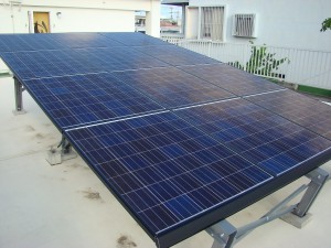 市や国の補助を受けて設置された住宅用太陽光発電システム＝26日、平良久貝