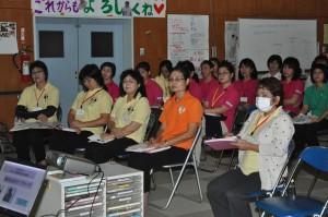 上地さんの講演で資質の向上に努める母子保健推進員ら＝７日、平良保健センター