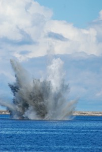 約40㍍の水しぶきを上げて爆発した日本製爆弾の処理＝13日午前10時30分ごろ、平良港湾