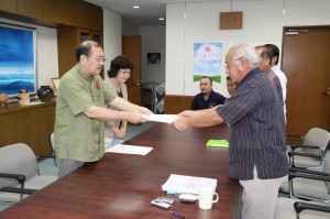 下地市長（右）に要請書を手渡す長濱副市長（左）＝８日、市長室