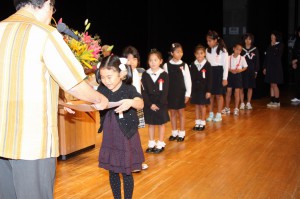 入賞した児童生徒たちをたたえ長濱副市長から賞状が手渡された表彰式＝21日、マティダ市民劇場