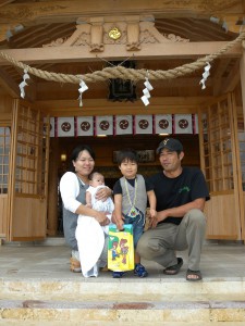 七五三で宮古神社を訪れた伊良部さんの家族。中央が成哉君＝15日、宮古神社
