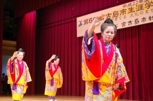 琉装に身を包み、琉球舞踊を踊る南西里老人クラブのメンバー＝１４日