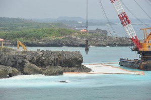 岩礁破砕が進められている工事現場＝8日、平良狩俣の海域