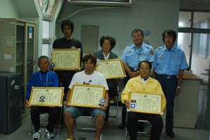 砂川消防長（後方右から２人目）から感謝状が贈られた関係者ら＝15日、市消防本部伊良部出張所