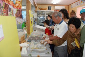 目当ての品を求め市民らがどっと訪れた＝20日、宮古島漁協直売店