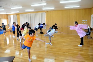 児童たちが地域の芸能を学ぶことを目的に「琉舞を楽しもう」が開講した＝11日、西辺小学校
