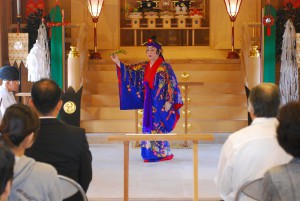 稲穂を手に舞が奉納された＝23日、宮古神社