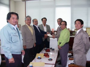 川満会長（左手前３人目）から安村社長に要請書が手渡された＝12日、宮古製糖