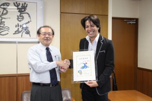 長濱副市長（左）から大使認証書を受け取る下地さん＝29日、市役所平良庁舎