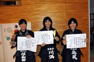中学女子の部。左から３位の佐和田千晶（砂川２年）、優勝の川満莉緒（平良２年）、準優勝の島尻琴音（同）