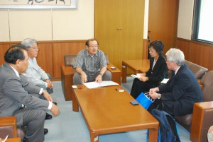 長浜副市長（中央）を表敬訪問した田窪教授（右）と木部副所長（右から２人目）＝22日、市役所平良庁舎