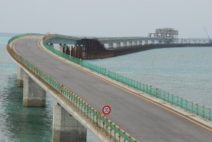 伊良部島に向け順調に工事が進められている橋梁（上部工）。緩やかなカーブを描いている＝宮古本島側