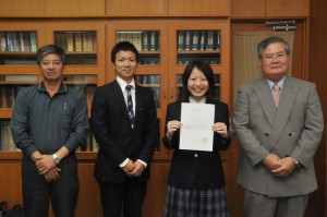 琉球大学に合格した太田さん（右から２人目）ら＝21日、宮古総合実業高校