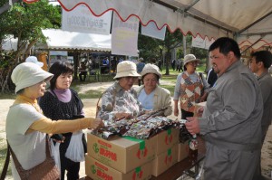 初日から多くの市民が訪れ島の特産品や工芸品を買い求めた＝４日、市熱帯植物園
