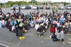 農家民泊を行う茨田高校の生徒たち＝８日、城辺公民館前
