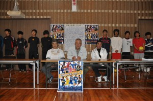日本ハンドボールリーグの宮古開催を発表する実行委員会のメンバーら＝25日、市総合体育館